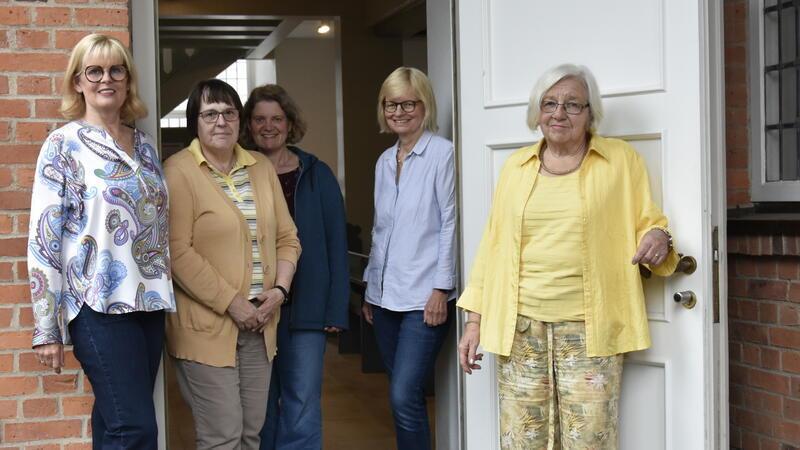 Abschalten, beten und Ruhe finden: Sie halten die Liebfrauenkirche offen Hereinspaziert: Karin Kühn, Hannelore Kathenbach, Pastorin Dorlies Schulze, Inke Koch und Evemarie Stephan-Ambacher (von links).