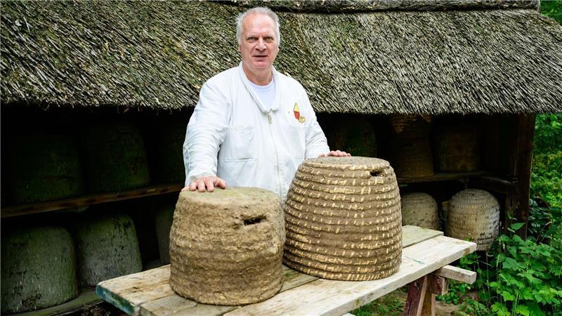 Trend Imkern: „Man darf den Zeitaufwand nicht unterschätzen“ Hermann Benesch, Vorsitzender des Imkervereins am Kiekeberg e.V., steht auf dem Museumsgelände vor historischen Bienenstöcken.