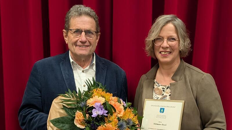 Hermann Bösch ist Ehrenbürgermeister in Balje: Bürgermeisterin Rike Feil überreichte die Ernennungsurkunde.