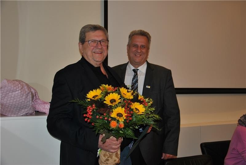 Hermann Döpke (links) wurde von Michael Ospalski für seinen Einsatz geehrt. Foto: Lohmann