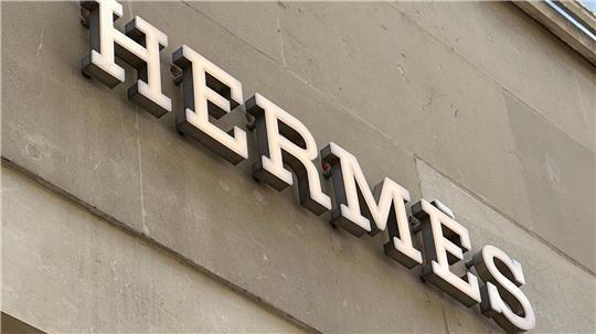 Hermès will im Zollkonflikt seine Kunden stärker zur Kasse bitten. 