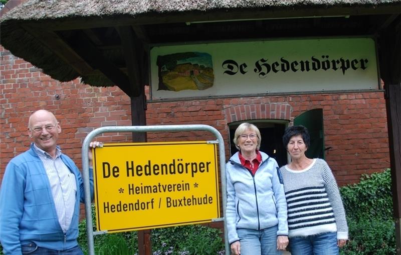 Herms Janniak, Silke Meyer und Helga Maaß (von links) vom Heimatverein „De Hedendörper“ suchen weitere Mitstreiter. Im Hintergrund ist das alte Tor des Ausflugslokals „Walhalla“ zu sehen. Auf dem „Dammann-Hof“ in der Harsefelder Straße steh