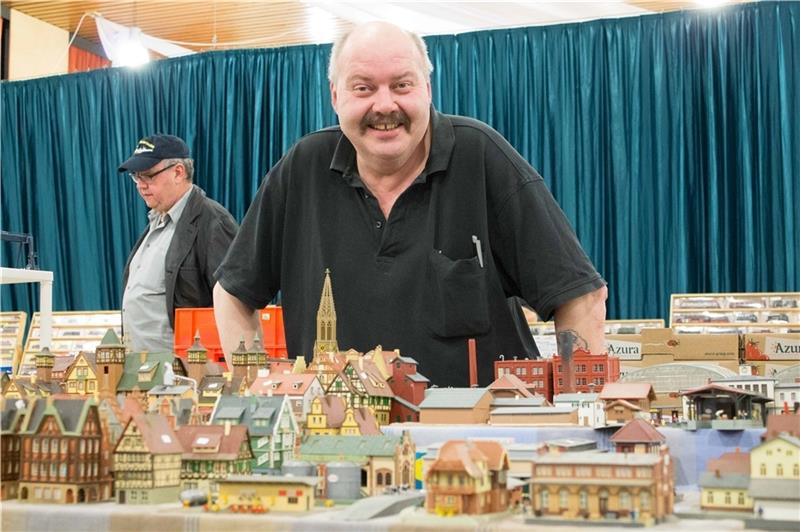 Große Börse für Modellbahnen und Spielzeug Herr Götze aus Bremen löst seine Häuser-Sammlung auf.