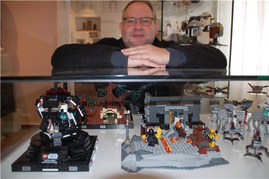 Harsefelder Museum stellt Star Wars und Harry Potter aus Lego aus Herr der Lego-Steine: Peter Herzog zeigt in den Vitrinen neben Star Wars auch viele andere Themen-Welten von anderen Lego-Fans. Foto: Laudien