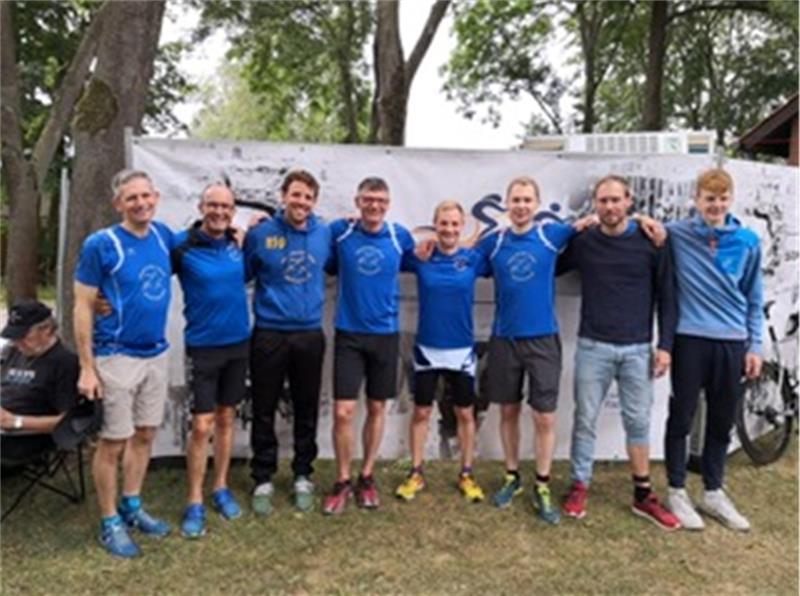 Buxtehuder Triathleten holen drei Vize-Titel Herren Team (v.l.n.r.): Axel Pfeiffer, Peter Uhl, Wanja Moritz, Michael Leitl, Bernd Leuze, Christian Rathjens, Fabian Puller und Justus Bruhn
