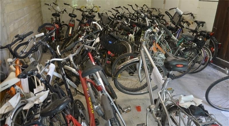 Herrenlose Fahrräder werden in einem extra Container abgestellt.