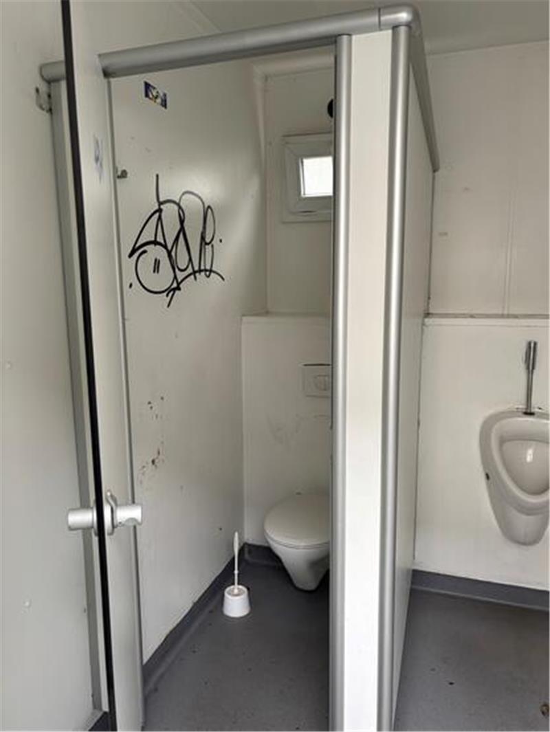 Herrentoilette im Container am Wasser West in Stade.