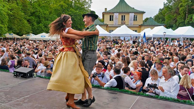 Herrliches Vergnügen frühmorgens - Katharina Mayer und Magnus Kaindl tanzen beim Kocherlball am Chinesischen Turm in München.