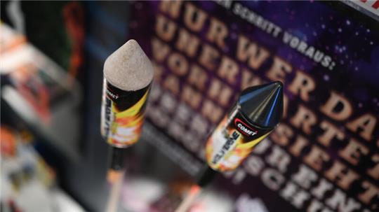 Hersteller Comet setzt auf Pyrotechnik mit weniger Plastikanteil.