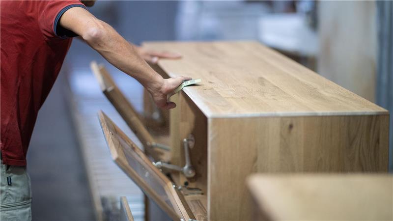 Hersteller und Händler haben damit zu kämpfen, dass viele Verbraucher bei Möbeln sparen. (Archivbild)