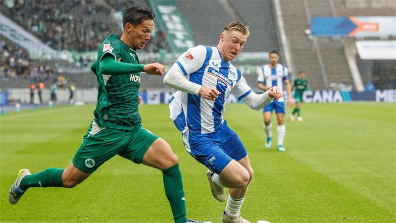 Hertha BSC siegt weiter und baut Tabellenführung aus Hertha BSC musste gegen Greuther Fürth wie hier Verteidiger Julian Eitschberger (r.) hart arbeiten.
