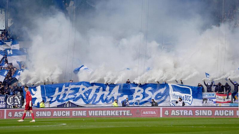HSV kein Konkurrent mehr: St. Pauli vergoldet glänzende Woche Hertha-Fans brennen auf der Tribüne Rauchfackeln ab.