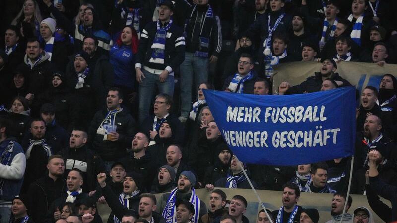 Hertha-Fans über Unterbrechung: Protest sichtbarer machen Hertha-Fans protestieren gegen den geplanten Investoren-Einstieg bei der DFL.