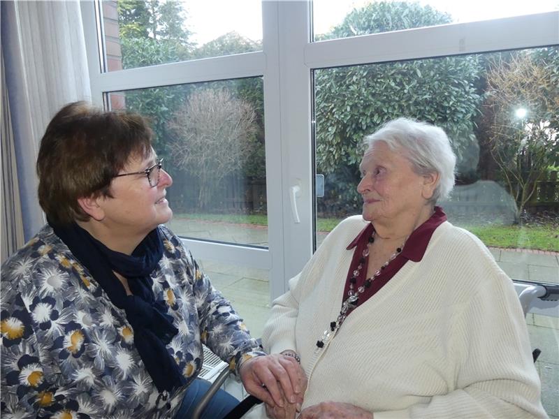 Hertha Kroll (rechts) mit ihrer Tochter Birgit Bahr. Hertha Kroll wird am Sonntag 103 Jahre alt, sie hat zwei Enkelkinder und vier kleine Urenkelinnen. Hertha Kroll ist zurzeit die älteste Bürgerin in der Gemeinde Drochtersen. Foto: Knappe