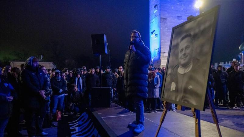 „Kay fehlt“: Hunderte gedenken ehemaligem Hertha-Präsidenten Hertha-Präsident Fabian Drescher spricht auf der Gedenkveranstaltung für seinen Vorgänger Kay Bernstein.