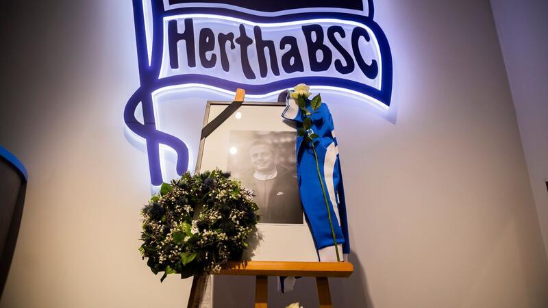 Trauermarsch und Andacht: Herthas Gedenken an Bernstein Hertha-Präsident Kay Bernstein war im Alter von 43 Jahren überraschend gestorben.