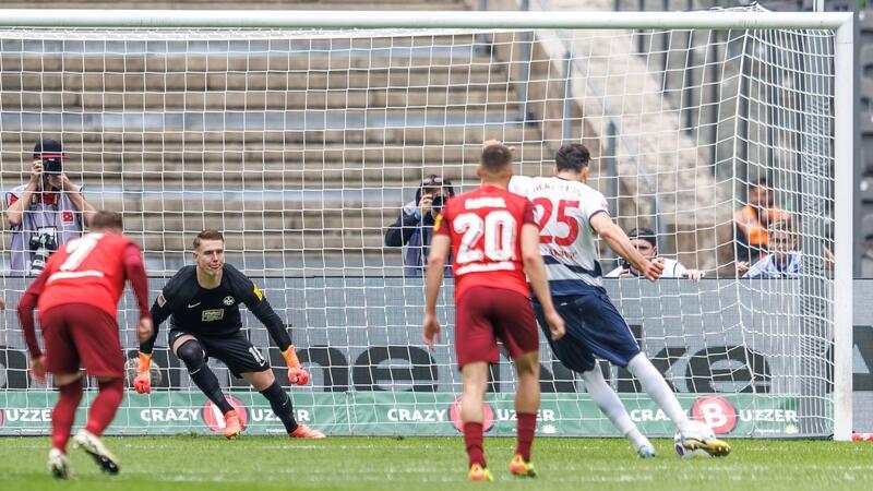 FCK zittert weiter - Dardai-Abschied naht bei Hertha Hertha-Torjäger Haris Tabakovic (r) verwandelt den Elfmeter zum 1:0.