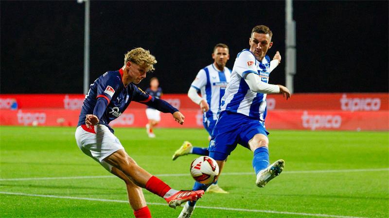 Hertha-Verteidiger Niklas Kolbe (r) blockt eine Flanke des Kielers Till Wiese.
