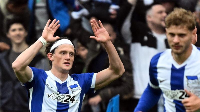 Hertha spielt 1:1 gegen Hannover - Reese verlängert Herthas Fabian Reese (l) gab erst seine Vertragsverlängerung bekannt und erzielte dann den Ausgleich für die Berliner.