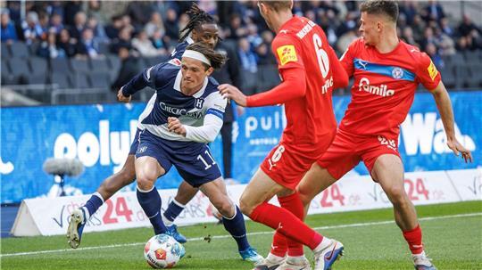 Herthas Fabian Reese (l.) zieht an zwei Kieler Gegenspielern vorbei. 