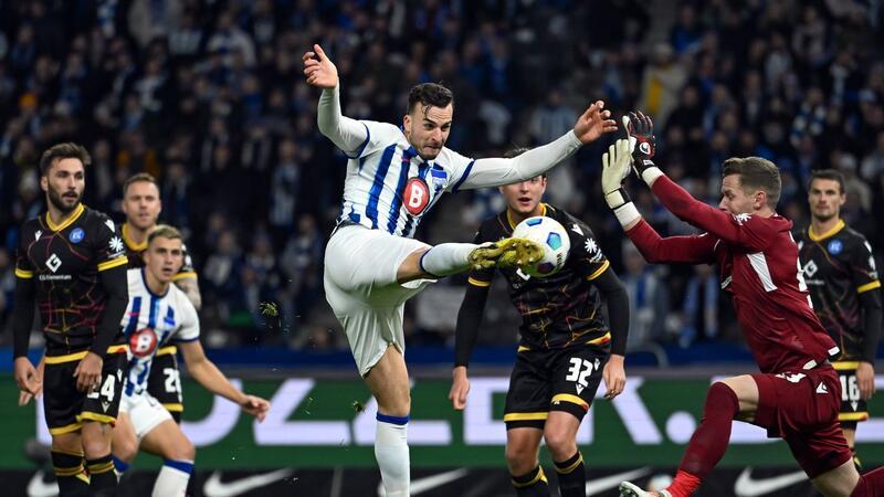 Nur Remis gegen KSC: Hertha verpasst den Anschluss nach oben Herthas Haris Tabakovic (M) scheitert mit seinem Schuss an KSC-Torwart Patrick Drewes (r).