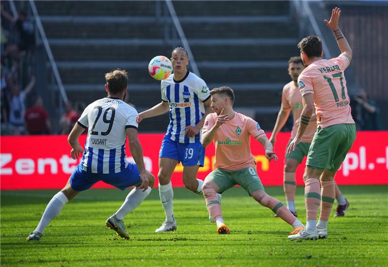 Werders Ducksch düpiert Hertha bei Dardai-Debüt Herthas Lucas Tousart (l) und Derry Scherhant gegen Bremens Mitchell Weiser (M) und Maximilian Philipp (r). Foto: Soeren Stache/dpa