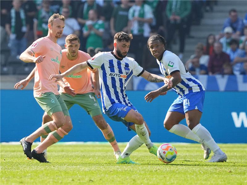 Werders Ducksch düpiert Hertha bei Dardai-Debüt Herthas Marco Richter (M) gegen Bremens Christian Gross (l). Rechts ist Herthas Jessic Ngankam, im Hintergrund wartet Bremens Niklas Stark. Foto: Soeren Stache/dp