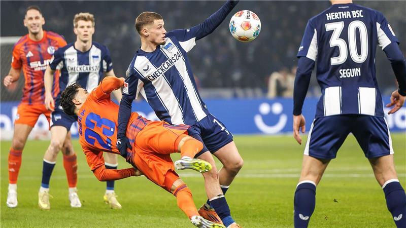 Herthas Michael Cuisance kämpft im Spiel gegen Schalke um den Ball.