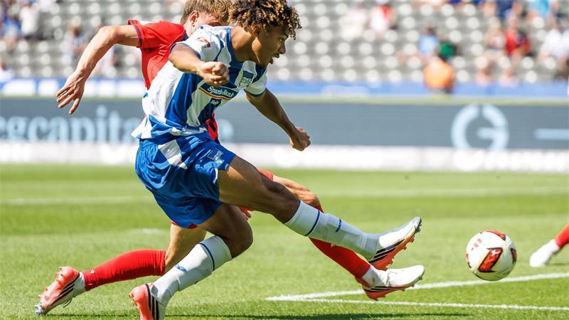 Kein Reese, kein Problem? Hertha-Traumstart mit Teamspirit Herthas Neuzugang Oluwaseun Adewumi schließt zum 4:1-Endstand ab.