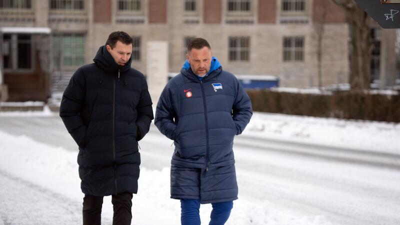 Trainer Dardai nach Bernstein-Tod: „Sehr hartes Schicksal“ Herthas Sportdirektor Benjamin Weber (l) und Trainer Pal Dardai laufen vom Kabinentrakt zum Trainingsplatz.