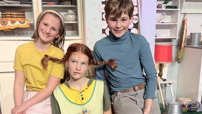 Elfjährige Ylva erobert als Pippi Langstrumpf die Herzen des Publikums Hervorragend besetzt: Annika (Frieda Garlipp), Pippi Langstrumpf (Ylva Mumm) und Tommy (Jonte Raijk).