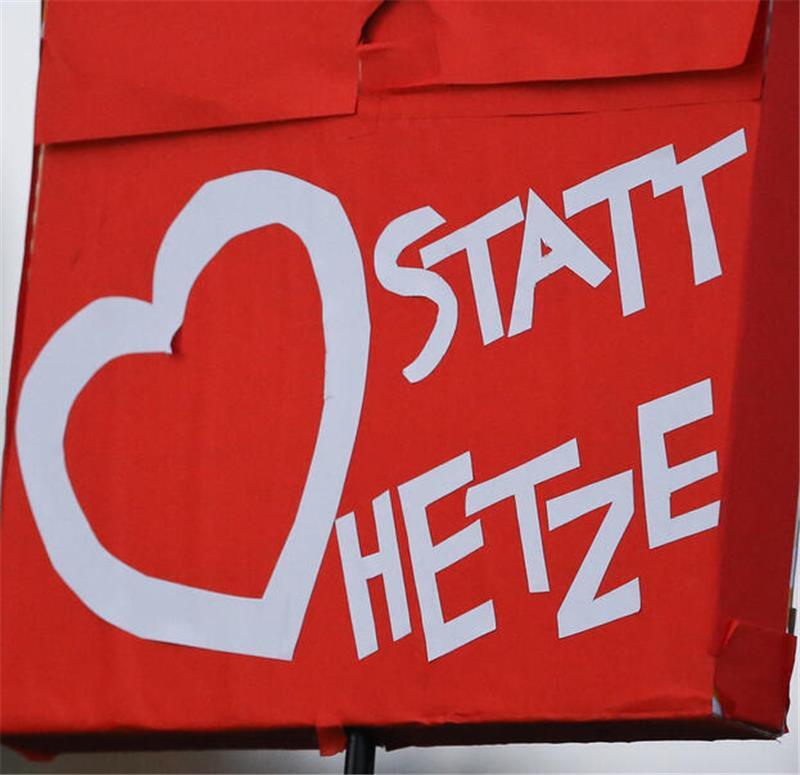 Herz statt Hetze ist eine Forderung: Mit Zivilcourage können auch Ratsmitglieder reagieren.