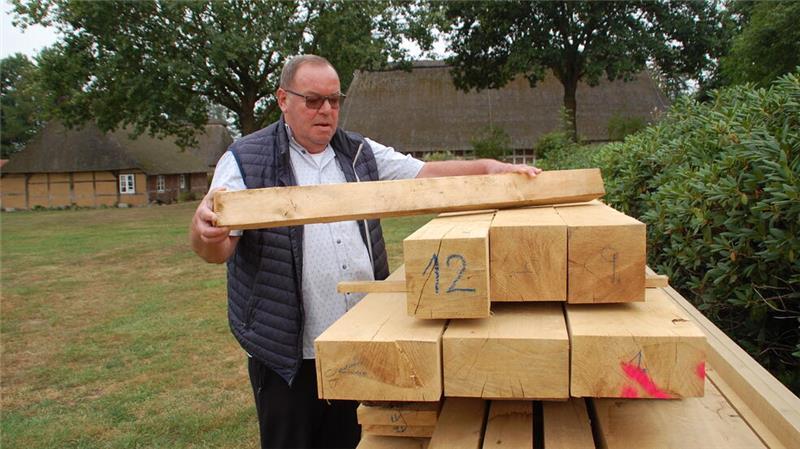 Herzensprojekt: Als Vorsitzender der Kranzbinder Beckdorf packte Siegfried Stresow beim Wiederaufbau der zerstörten Blide mit an.