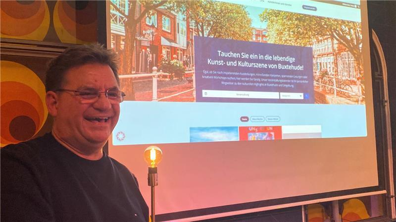 Herzensprojekt von Hasko Witte: Beim letzten Kulturstammtisch in Deck 2 stellte der Vereinsvorsitzende den neuen Kultur-Kieker vor.