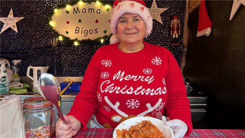 Herzhaftes Bigos serviert Bronja Glanz seit zehn Jahren auf dem Christkindmarkt. Die Stammkunden kommen aus Hamburg und Bremen zu ihrem Stand.