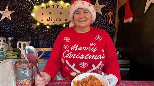 Herzhaftes Bigos serviert Bronja Glanz seit zehn Jahren auf dem Christkindmarkt. Die Stammkunden kommen aus Hamburg und Bremen zu ihrem Stand.