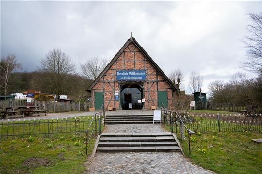 Herzlich willkommen: Das Freilichtmuseum darf wieder öffnen. Geflügel muss im Landkreis Harburg aber noch im Stall bleiben. Foto: dpa