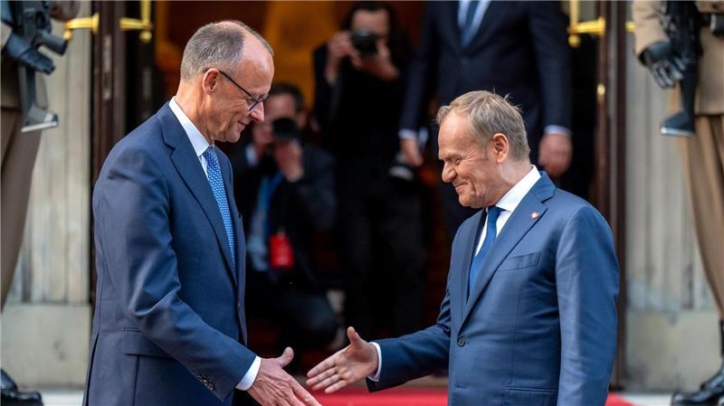 Herzliche Begrüßung - Bundeskanzler Merz zum Antrittsbesuch in Warschau