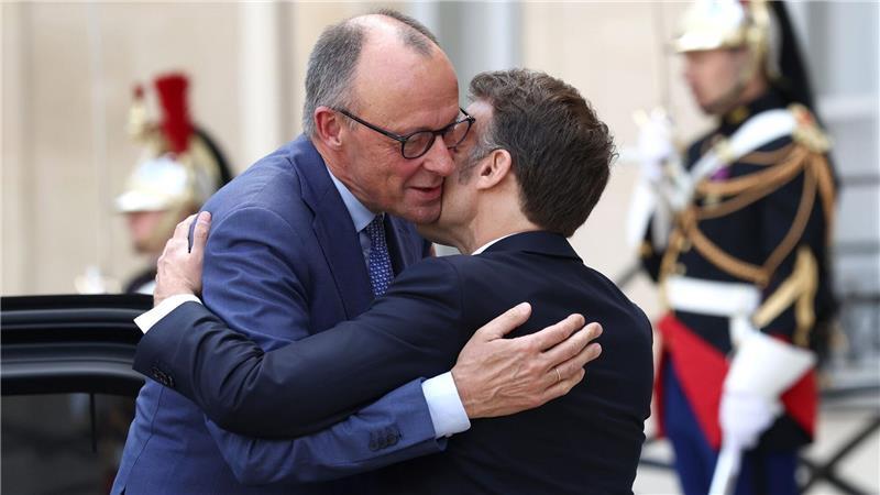 Herzliche Begrüßung von Frankreichs Präsident Emmanuel Macron für Bundeskanzler Friedrich Merz zu bilateralen Gesprächen vor einem Treffen westlicher Partner. Es ging um die Erstellung eines multinationalen Plans zur Sicherung der internationalen Schifffahrt nach dem Iran-Krieg.
