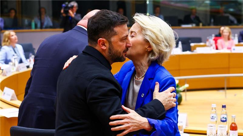 Herzliche Begrüßung von Ursula von der Leyen, Präsidentin der Europäischen Kommission, für den ukrainischen Präsidenten Wolodymyr Selenskyj bei einem Treffen am runden Tisch auf dem EU-Gipfel.