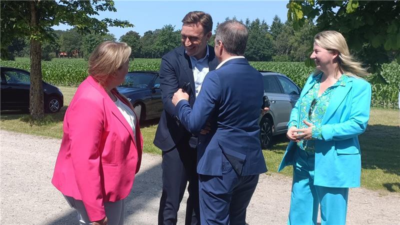 Herzlicher Empfang: Melanie Renecke (von links), Sebastian Lechner, Kai Seefried und Birgit Butter.
