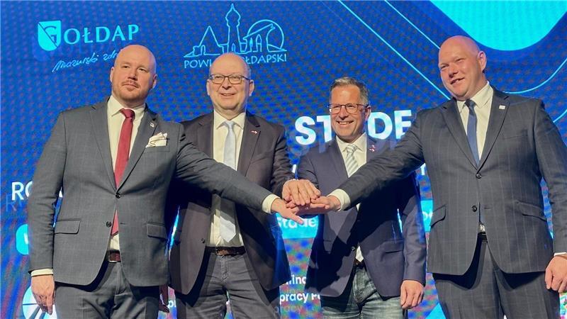 Delegation aus Stade besucht die Partner in Goldap Herzlicher Empfang in Goldap: Die Bürgermeister Konrad Kazaniecki (Goldap) und Sönke Hartlef (Stade) mit den Landräten Kai Seefried (Stade) und Krzysztof Kazaniecki (Goldap).