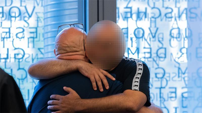 Herzliches Wiedersehen auf der Anklagebank.