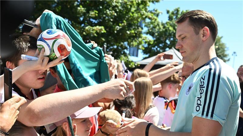 Herzogenaurach: Neuer hautnah – der Nationaltorwart schreibt Autogramme vor dem Adidas Store