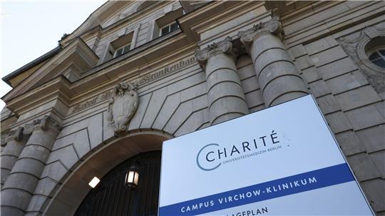 Herzspezialist der Charité muss nach dem Tod zweier Patienten erneut vor Gericht. (Archivbild)