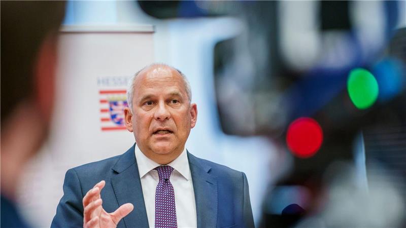 Hessens Innenminister Roman Poseck (CDU) behält die weiteren Ermittlungen gegen 17 Frankfurter Polizisten im Blick.