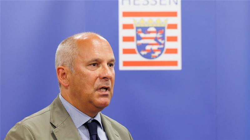 Ampel schließt Vermittlung zum „Sicherheitspaket“ nicht aus Hessens Innenminister Roman Poseck (CDU) plädiert für eine neue Pflicht zur Vorratsdatenspeicherung. Bundesinnenministerin Faeser ist nicht gegen eine neue Form der Speicherpflicht für IP-Adressen. Ihr Kabinettskollege, Bundesjustizminister Marco Buschmann von der FDP, sieht das aber anders. (Archivbild)