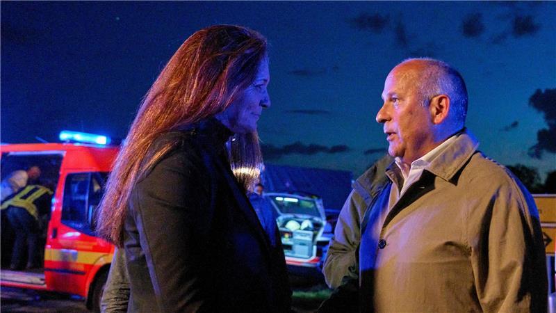 Hessens Innenminister Roman Poseck und Bürgermeisterin Antje Hachmann zeigen sich beide tief betroffen.