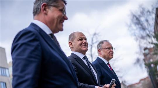 Hessens Ministerpräsident Boris Rhein (CDU, l-r), Bundeskanzler Olaf Scholz (SPD) und Niedersachsens Ministerpräsident Stephan Weil gehen zur Sitzung der Ministerpräsidentenkonferenz (MPK) in Berlin.