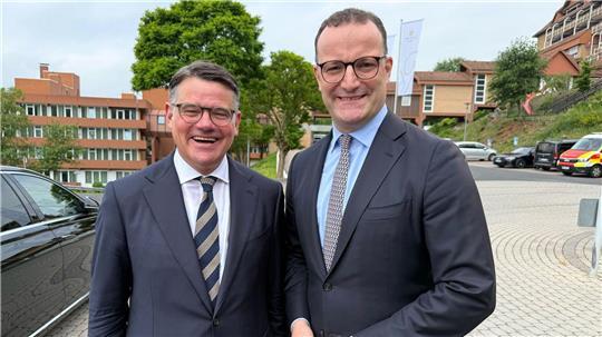 Hessens Ministerpräsident Rhein (CDU, l.) und Unionfraktionschef Spahn stellen sich auf dem Landesparteitag der hessischen CDU hinter Kanzler Merz.